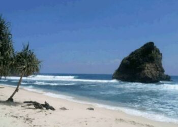 Sunset-nya Gak Main-Main! Ini Alasan Kamu Harus ke Pantai Ngudel Sekarang