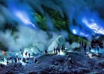 Kawah Ijen dan Fenomena Api Biru: Fenomena Langka yang Hanya Ada Dua di Dunia! 5 Kawah Ijen dan Fenomena Api Biru: Fenomena Langka yang Hanya Ada Dua di Dunia!