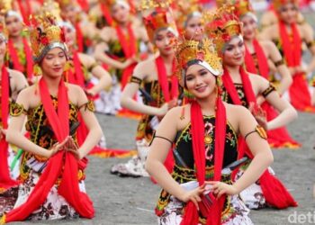 Gandrung Sewu: Tarian Massal Banyuwangi yang Pernah Viral dan Bikin Dunia Terkesima! 5 Gandrung Sewu: Tarian Massal Banyuwangi yang Pernah Viral dan Bikin Dunia Terkesima!